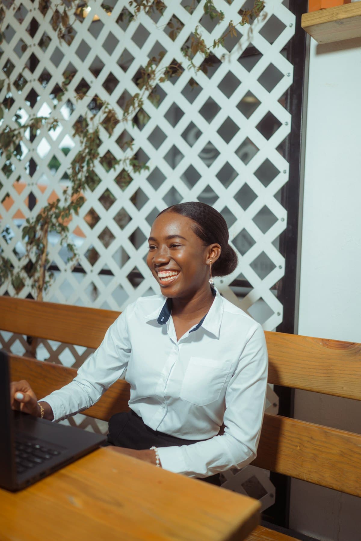 Gérante souriante travaillant sur son ordinateur portable