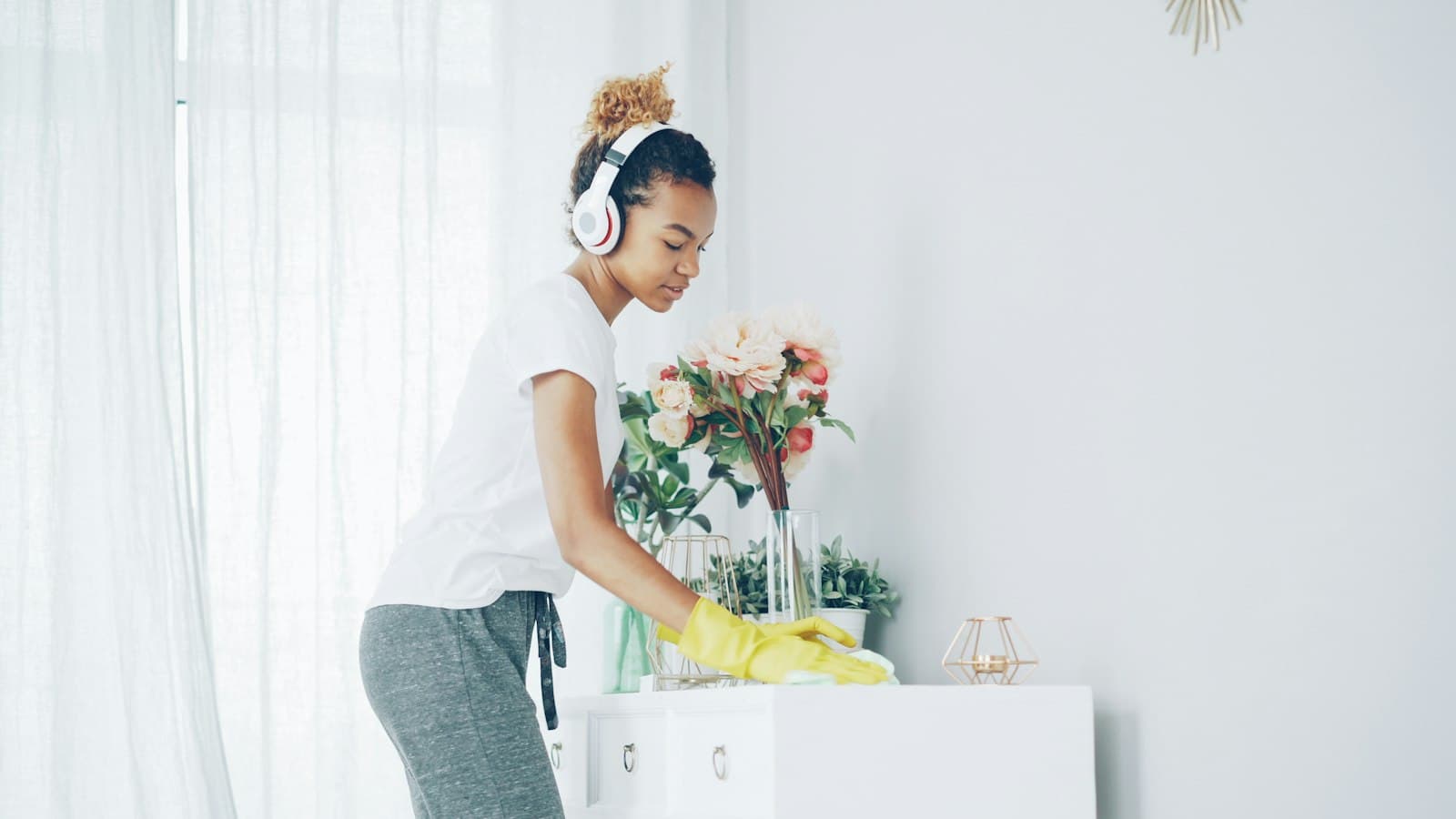 Préparation d’un appartement, fleurs et linge